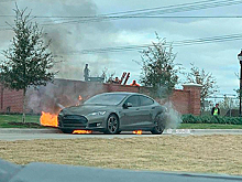 Tesla внезапно загорелась на дороге на глазах у владельца