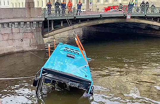 Появились кадры из салона упавшего в Мойку автобуса