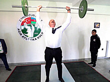 Ильхам Алиев поднял штангу на церемонии открытия клуба тяжелой атлетики