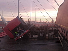 Из-за перевернувшейся фуры на Вантовом мосту в Петербурге образовалась гигантская пробка