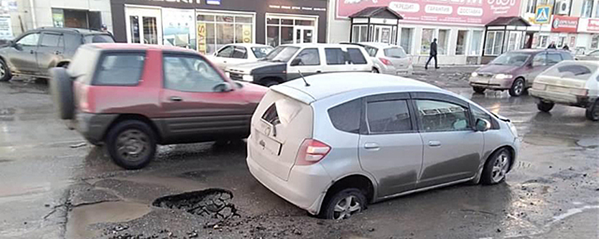 В Новосибирской области колеса автомобиля провалились в асфальт