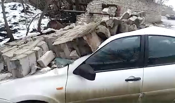 В Воронеже на видео сняли последствия обрушения кирпичной стены на три припаркованные машины