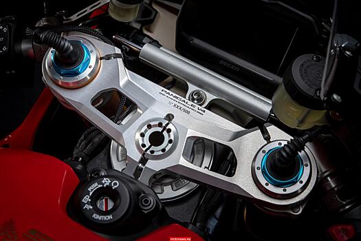 Ducati отметила годовщину модели 916 с помощью другого мотоцикла