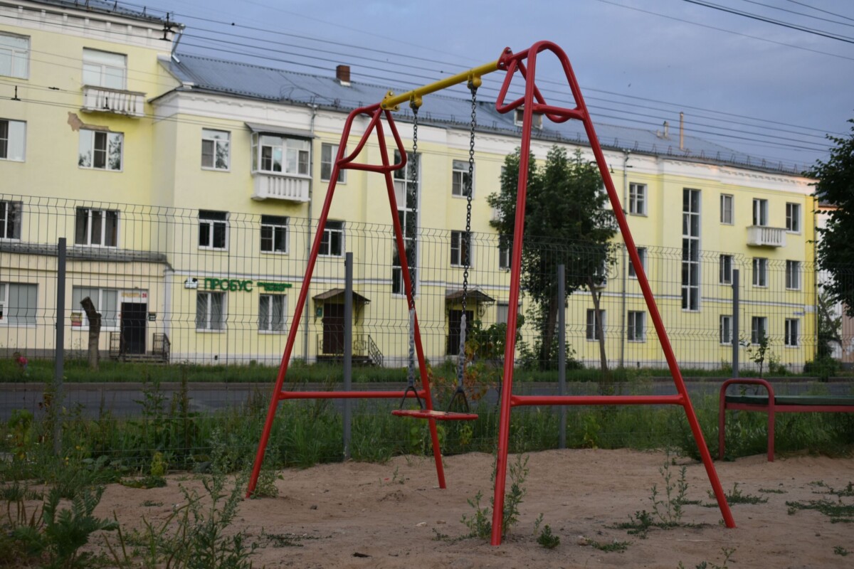 Некоторые детские площадки закрыли в Костроме ради детей