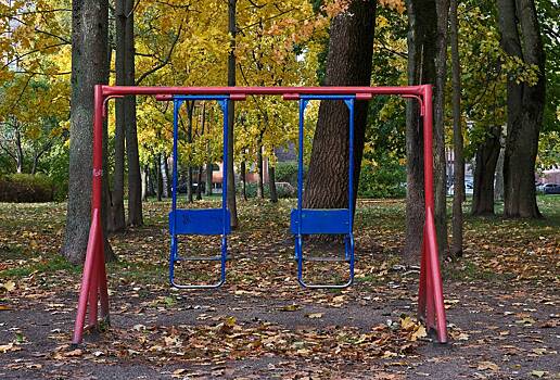 Жителей российского города возмутило надгробие на детской площадке