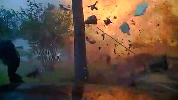 Протаранившая жилой дом машина устроила мощный взрыв: видео