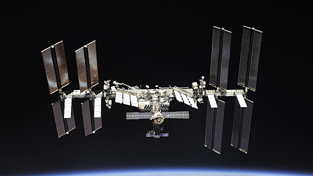 Экипаж МКС запустил со станции пять малых спутников