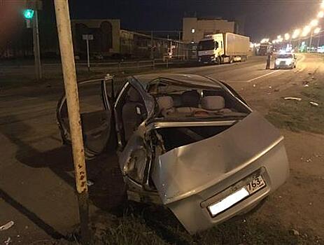 На трассе "Самара - Бугуруслан" пострадали водитель и пассажир врезавшейся в столб иномарки