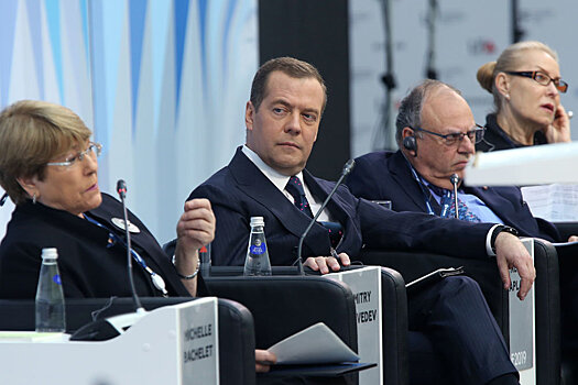 На форуме в Петербурге обсудили новые законы и кризисы