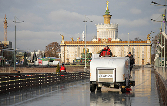 На ВДНХ близится к завершению монтаж катка