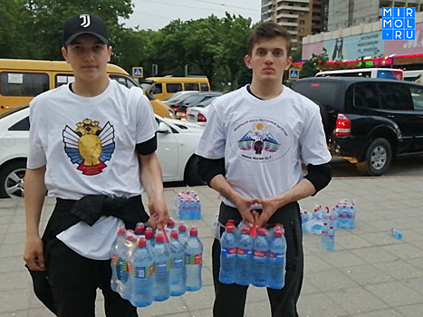 Дагестанские боксеры раздавали на улицах Махачкалы финики и воду для постящихся (видео)