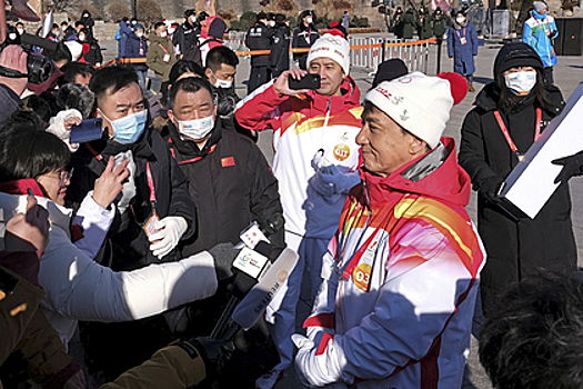 Джеки Чан пронес олимпийский факел по Великой Китайской стене