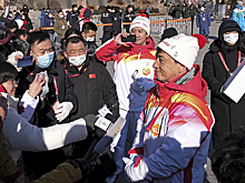 Джеки Чан пронес олимпийский факел по Великой Китайской стене