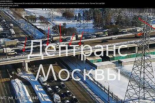 Шесть автомобилей столкнулись на Братеевском мосту в Москве