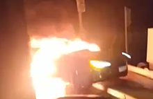 Сгоревшую Tesla возле метро «Прошкино» в Москве сняли на видео
