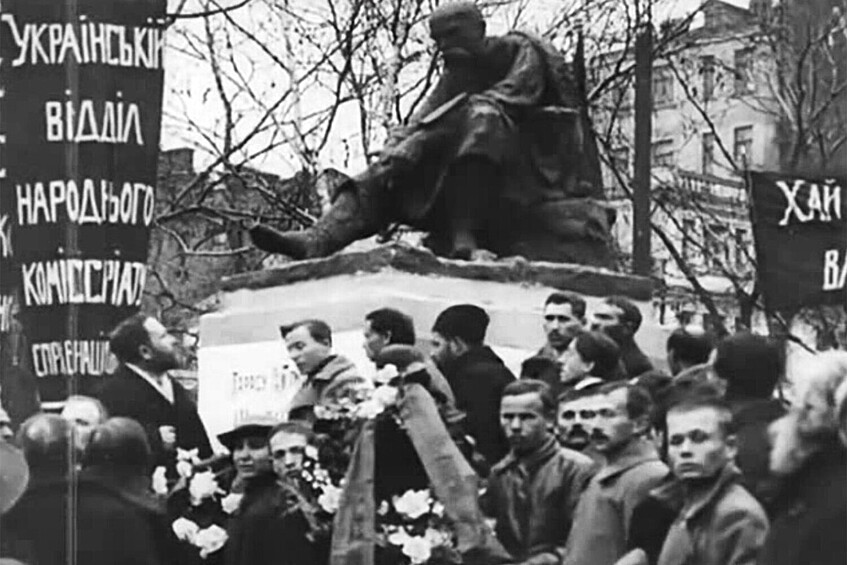 Памятник Тарасу Шевченко, Москва.  Памятник украинскому поэту Тарасу Шевченко скульптора С.М. Волнухина в 1918 году установили на Рождественском бульваре. «Гипсовую скульптуру на деревянном постаменте установили в Москве… Этот день был настоящим праздником для трудовой Москвы. На площади было полно люда. Состоялся торжественный митинг.  Через два роки (года. – «Газета.Ru»), когда закончилась гражданская война, решили построить гранитный постамент. Бюст Кобзаря, которого вы видите на этой открытке, опять перевезли в мастерскую автора. Но случилось так, что С.М. Волнухину пришлось переехать в Новороссийск. Он надеялся там завершить скульптуру, но через год умер», – писал некто М. Забочень в редакцию журнала «Украина» в 1963 году.  К слову, Волнухин оставил после себя немало памятников еще дореволюционных – например, именно ему принадлежит фигура первого русского книгопечатника Ивана Федорова, установленная в 1909 году возле Лубянки.