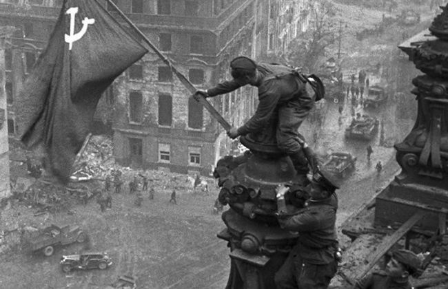 30 апреля 1945 года над рейхстагом уже развевалось Знамя Победы