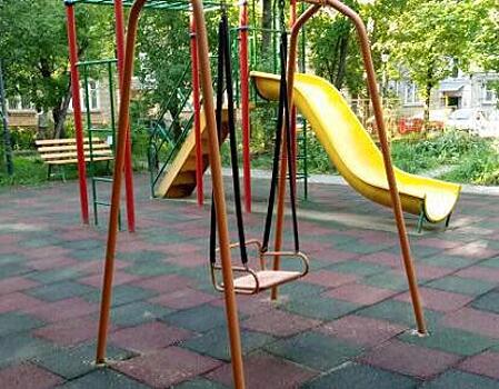 Сломанные качели во дворе по улице Фонвизина починили коммунальные службы