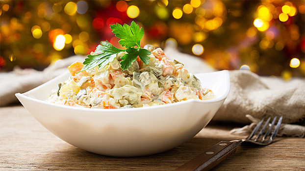 Почему именно оливье, селедка под шубой и мимоза стали визитными карточками Нового года