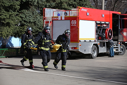Сотрудники МЧС потушили пожар на складе в Ленинградской области