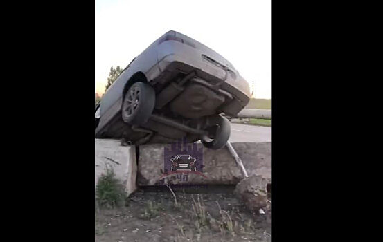 В Красноярске водитель наехал на бетонные блоки и сбежал