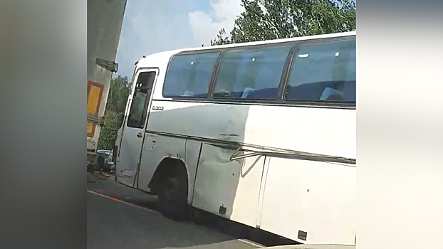 На трассе Челябинск — Троицк столкнулись фура, автобус и две легковушки