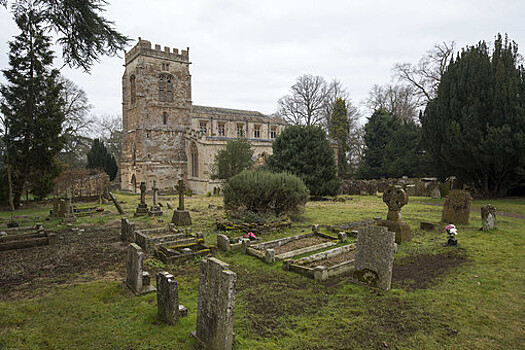В Англии провели пивной фестиваль среди могил средневекового кладбища