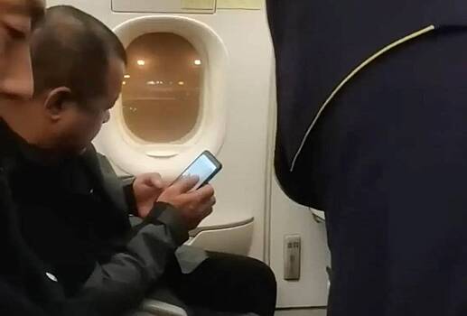 Пьяный пассажир попытался открыть аварийную дверь самолета и попал на видео