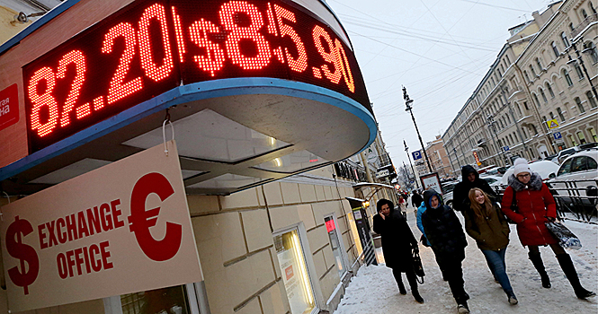 Трейдеры массово распродают российскую валюту