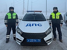 В Якутии сотрудники ГАИ помогли водителю машины, сломавшейся на сильном морозе