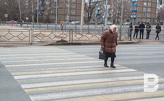 В центре Казани студенты выстроились в фигуру пешехода. Видео