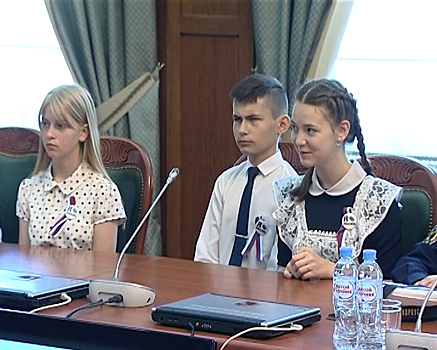 19 калининградских школьников получили паспорта в День России