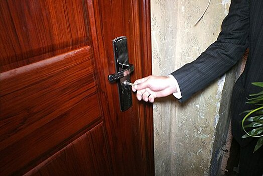 Россиянам разъяснили ситуацию с штрафами за неправильные входные двери