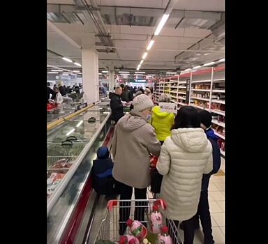 Стояли два часа: костромичи в разгар пандемии выстроились в огромную очередь ради скидок