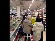 Стояли два часа: костромичи в разгар пандемии выстроились в огромную очередь ради скидок