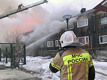 В Новом Уренгое почти 12 часов тушили частично расселенный дом