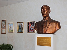 Сын Вячеслава Клыкова установил бюст отца в курском техникуме