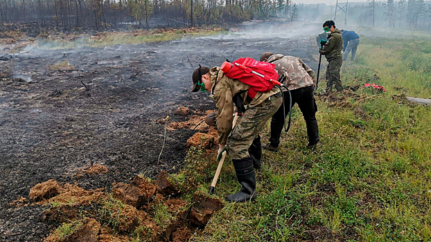 В Якутии наградили полицейских, участвовавших в ликвидации пожаров на территории Горного района