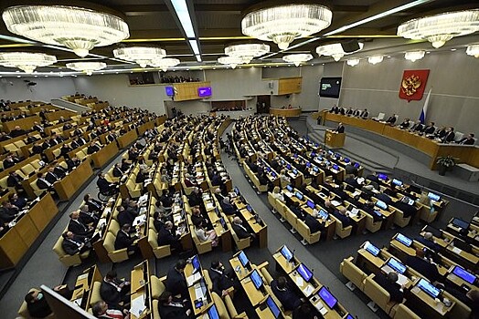 Два депутата Госдумы решили сдать мандаты