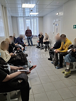 Огромная очередь из больных ОРВИ образовалась в красной зоне новокузнецкой поликлиники