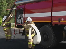 Пожарные развертывают стволы на скорость