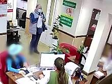 Мошенники по телефону убедили россиянку ограбить с гранатой две МФО
