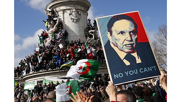 Протесты заставили отказаться от власти президента Алжира
