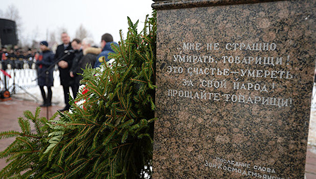 Губернатор Подмосковья высадил ели возле стелы памяти Зои Космодемьянской