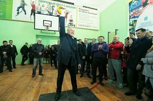 Саратовский губернатор на празднике «Наурыз» потягал гирю в 16 кг
