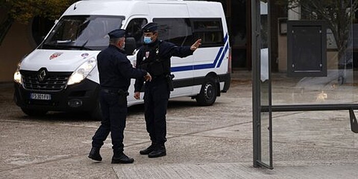 Вооруженного канцелярским ножом мужчину задержали у школы под Парижем