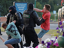 Белорусские спецназовцы выбрасывают форму