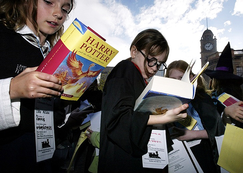 12 издательств отвергли рукопись «Гарри Поттера» прежде, чем Bloomsbury в конце концов согласилось издать бессмертную историю о мальчике, который выжил. Получилось такое благодаря совету восьмилетней дочери руководителя издательства Алисы. Книги в итоге были переведены на 60 языков, а Роулинг заработала около 1 млрд долларов.