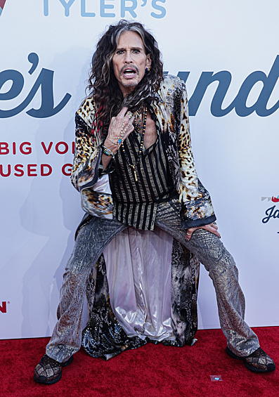 Певец Стивен Тайлер на красной дорожке во время церемонии «Грэмми» 