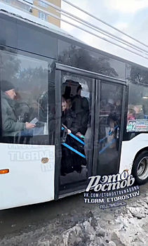 Соцсети: В Ростове у переполненного автобуса лопнуло стекло